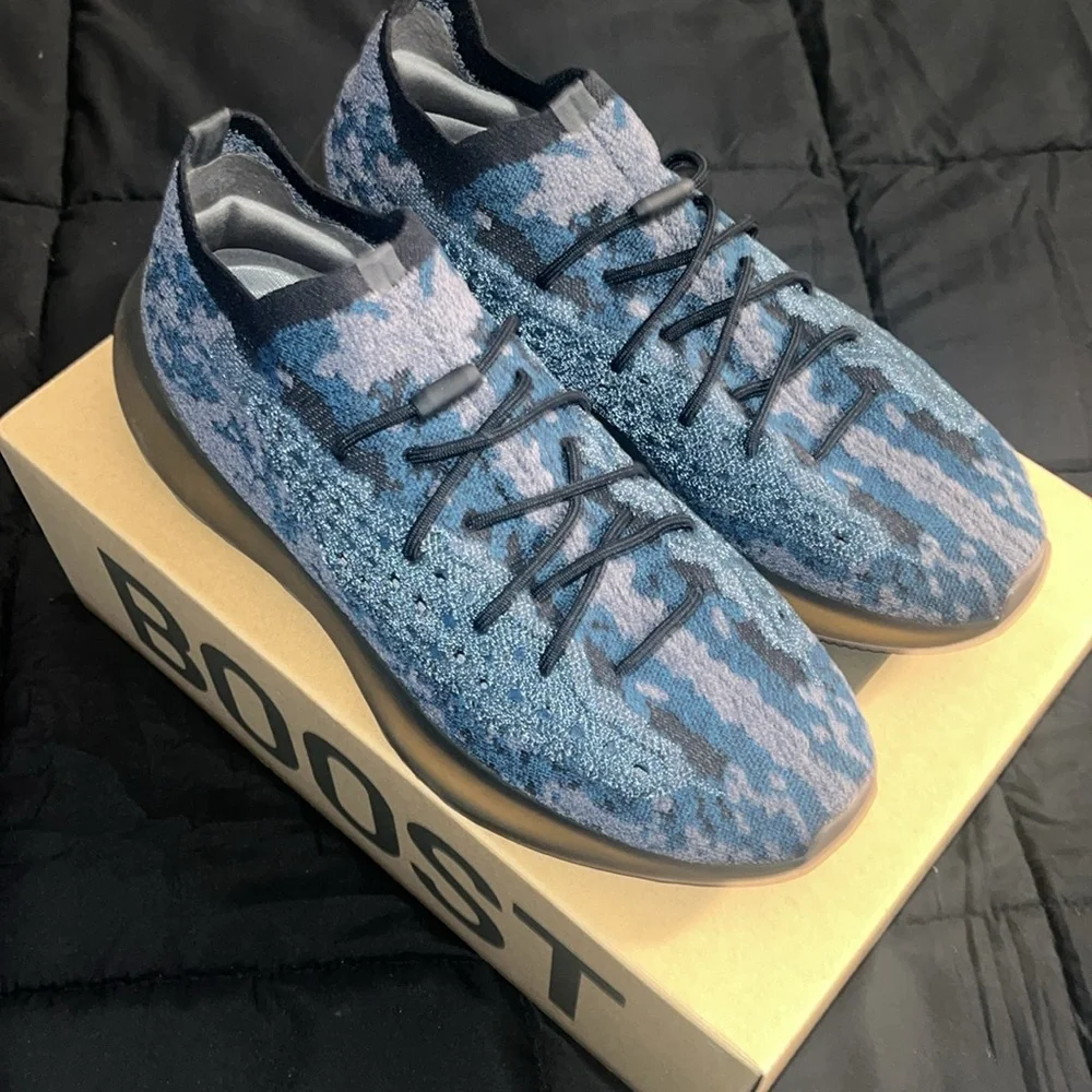 Yeezy Athletic Shoes in Blue and Gray Knit